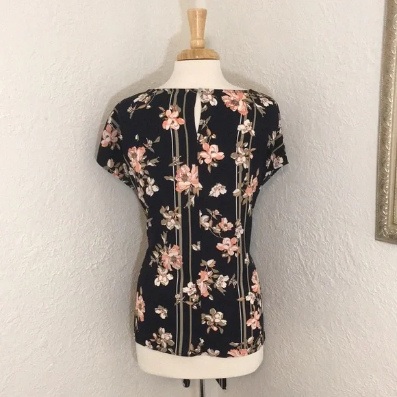 Adorable ladies top - Picture 2 of 4